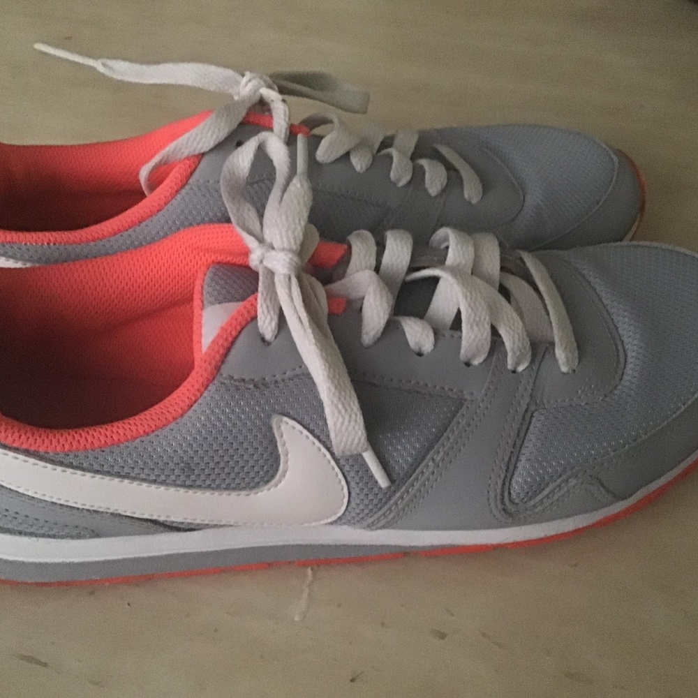 Womens Nike Shoes size 7.5